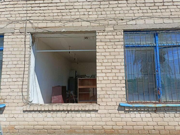 Шефы демонтируют старые окна здания администрации в селе Кузнецовка