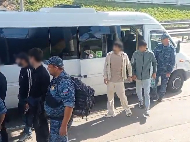 Приставы препроводили 10 иностранцев с территории Крыма