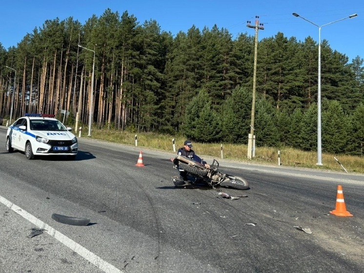 Двое подростков на мотоцикле пострадали в аварии возле Режа