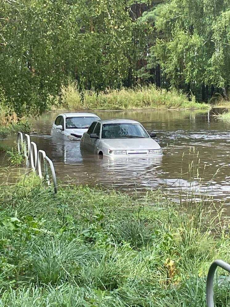 В Челнах ливень затопил улицы и дворы