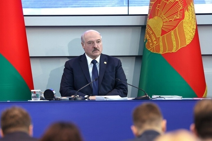 Лукашенко заявил, что никогда не сидел на двух стульях в плане выбора союзников