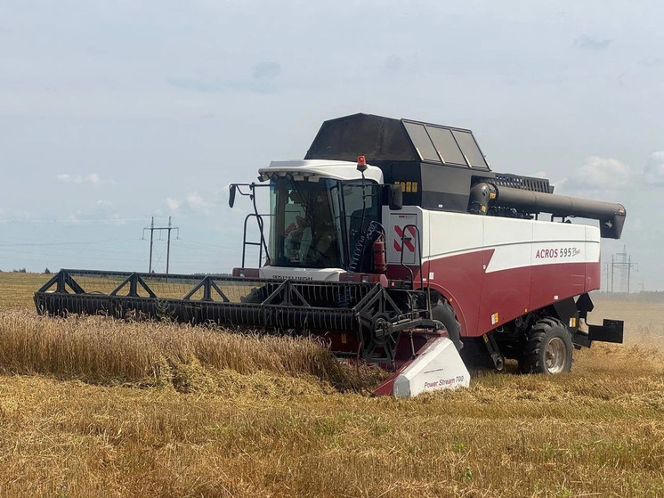 Смоленские аграрии приступили к уборке урожая, демонстрируя высокие темпы работы