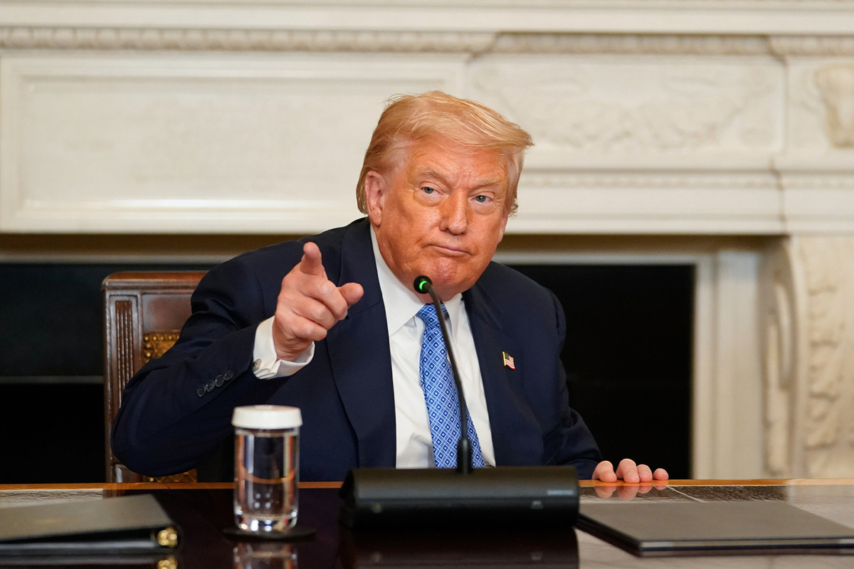 Трамп пытается замазать скандал с Эпштейном в стиле Билла Клинтона