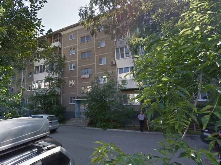 В Екатеринбурге подростки ломали двери хозяйственного помещения в подъезде