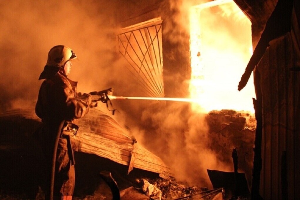 Пожарные ликвидируют крупное возгорание в Новогорелово