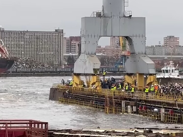Сегодня утром у причала Балтийского завода в Санкт-Петербурге затонул крупный буксир