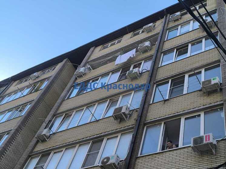 В краснодарской многоэтажке после хлопка вылетело окно с рамой