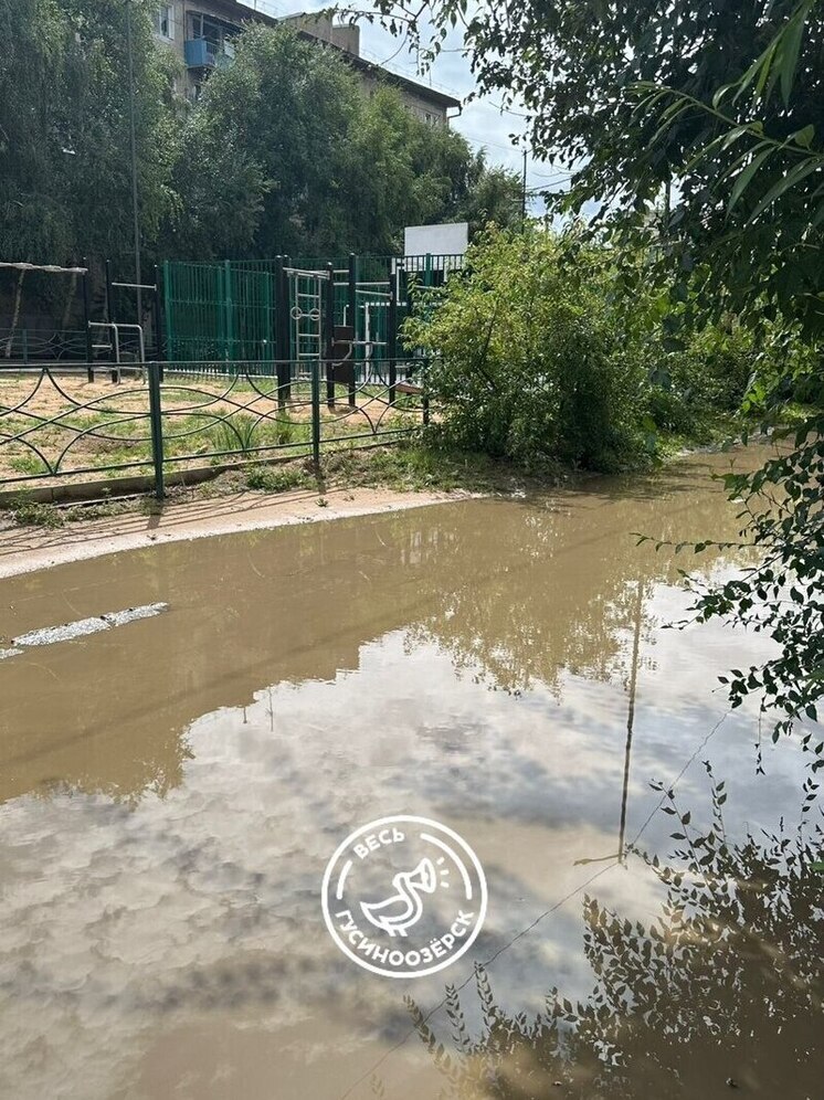В Гусиноозёрске после дождей новая спортплощадка заливает подъезды соседних домов