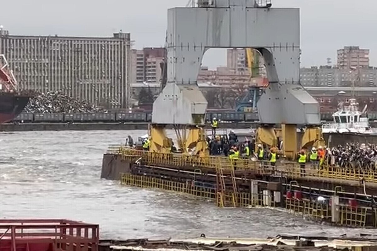 Буксир "Капитан Ушаков" затонул у причала Балтийского завода в Петербурге