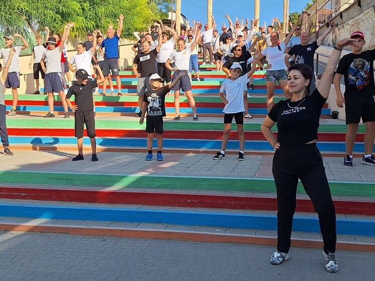 Глава Генического округа Юлия Семякина провела утреннюю физзарядку