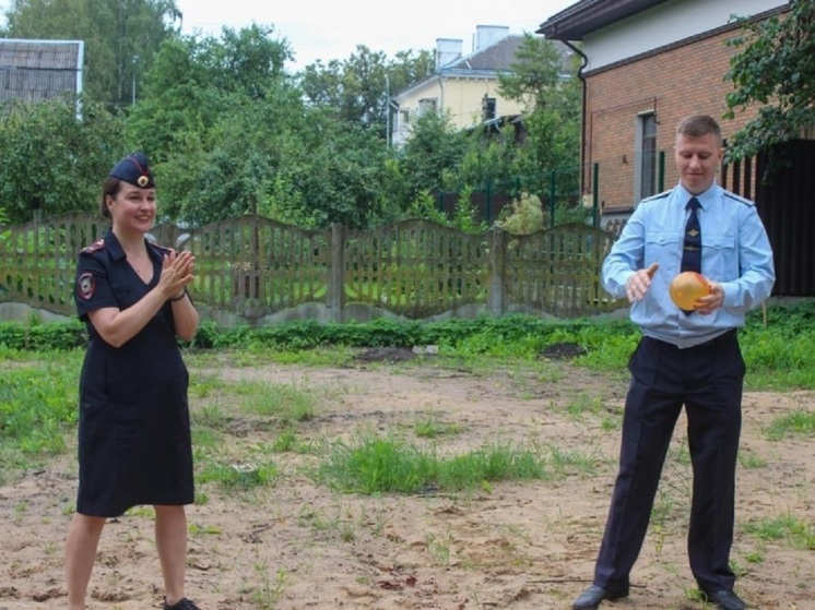 «Зарядка со стражем порядка» прошла в псковском областном центре семьи