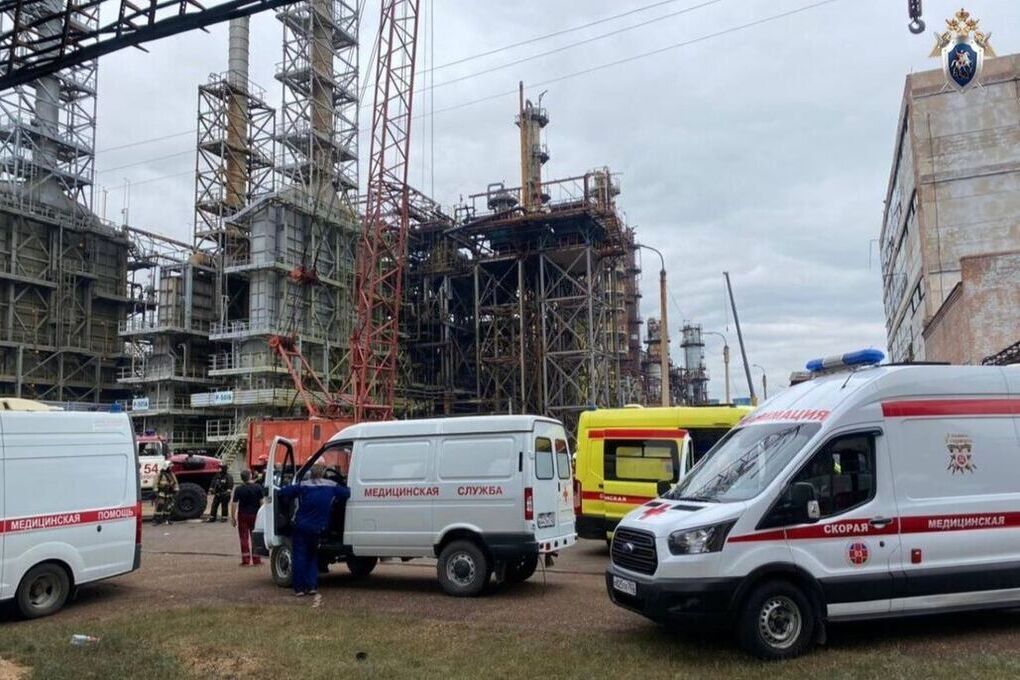 «Облако дыма»: Рабочий в противогазе показал видео бегства с завода в Стерлитамаке после взрыва