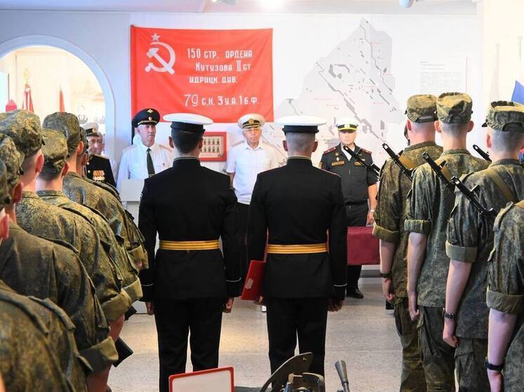 Новобранцы войсковой части Выборга приняли присягу в День воинской славы России
