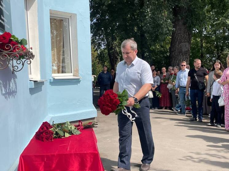 В Курске открыли мемориальную доску в память о погибших медиках