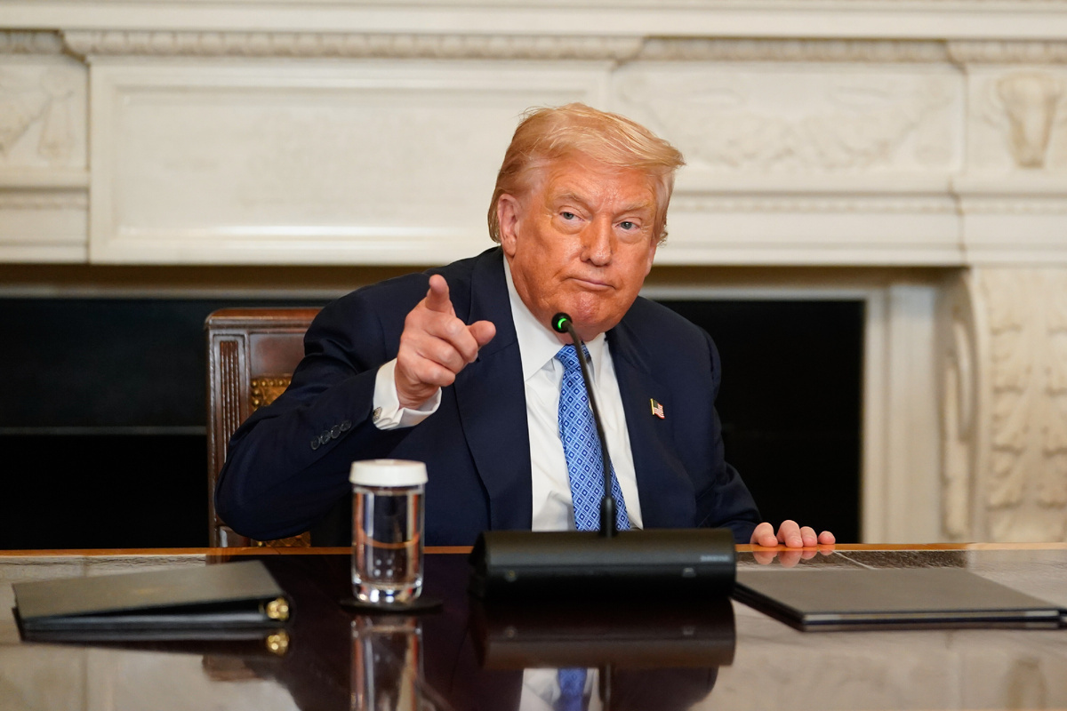 ЕС возмущен решением Трампа возобновить диалог с Россией