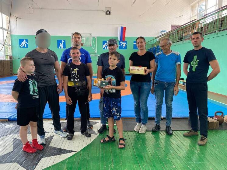 Депутаты поздравили спортшколу запорожской Черниговки с Днём физкультурника