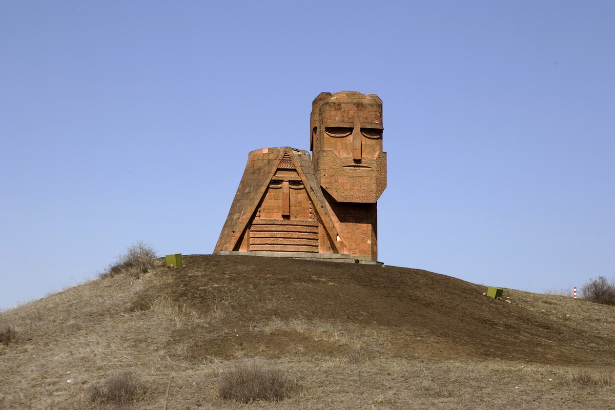 Сергей Шахвердян прокомментировал слухи о сносе исторических памятников в Карабахе