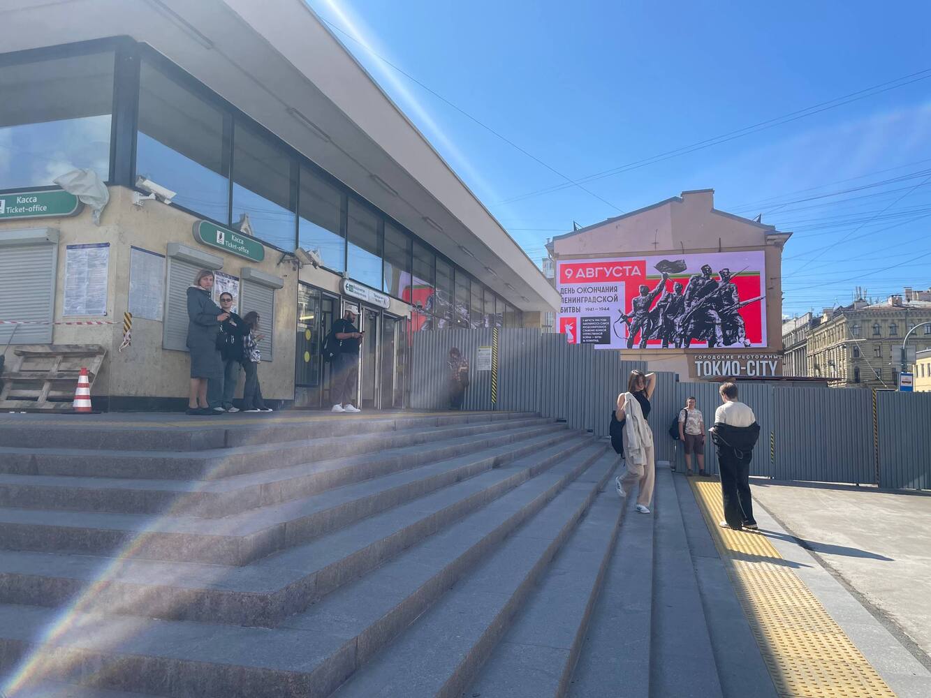 Петербуржцы опешили от закрытого входа на станцию метро «Василеостровская»
