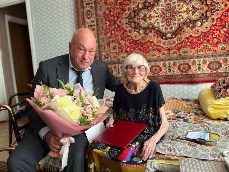 Почётному жителю Саратова Елене Власовой исполнилось 107 лет