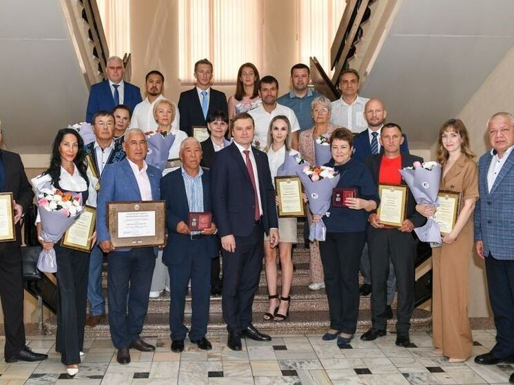 Деятелям физкультуры и спорта Хакасии вручили награды