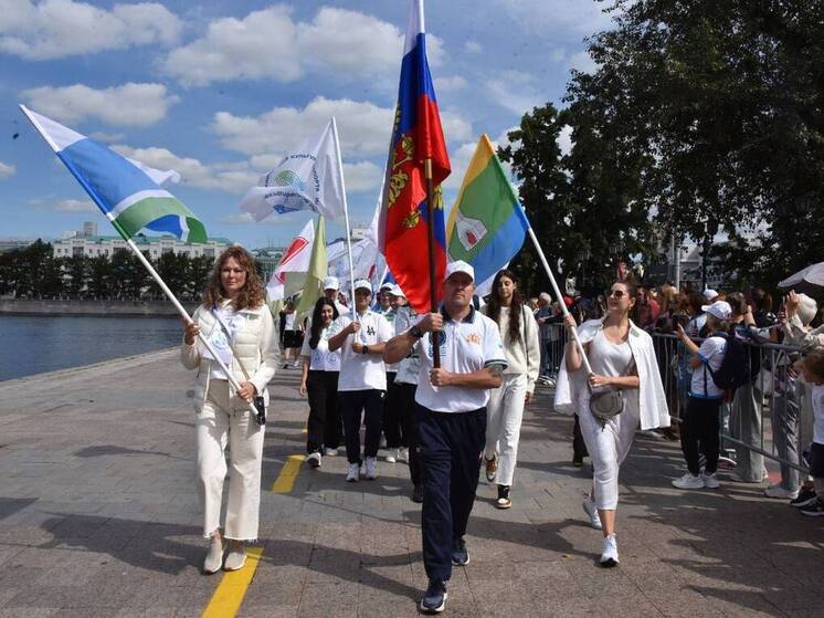 В Екатеринбурге в честь Дня физкультурника устроили парад – на суше и на воде