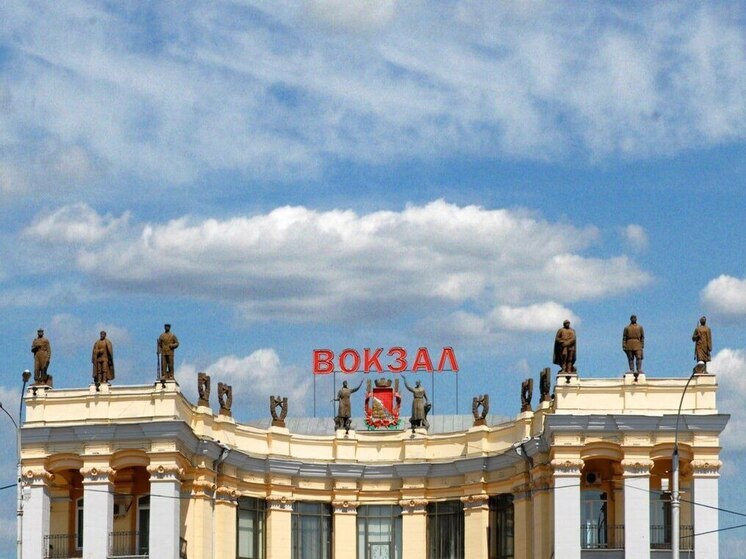 Статую на здании ЖД-вокзала «Воронеж-1» сравнили с истуканом на острове Пасхи