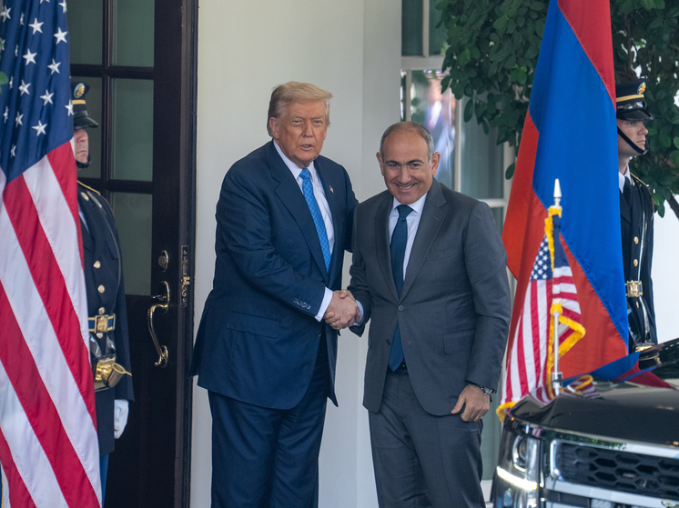 В ходе трёхсторонних переговоров между Арменией, Азербайджаном и США было достигнуто историческое соглашение о передаче Зангезурского транспортного коридора под управление американской стороны. Об этом сообщает Reuters. Президент США объявил, что стратегическая артерия получит официальное название Trump Road for Peace and Prosperity (TRIPP) - "Маршрут Трампа ради мира и процветания".