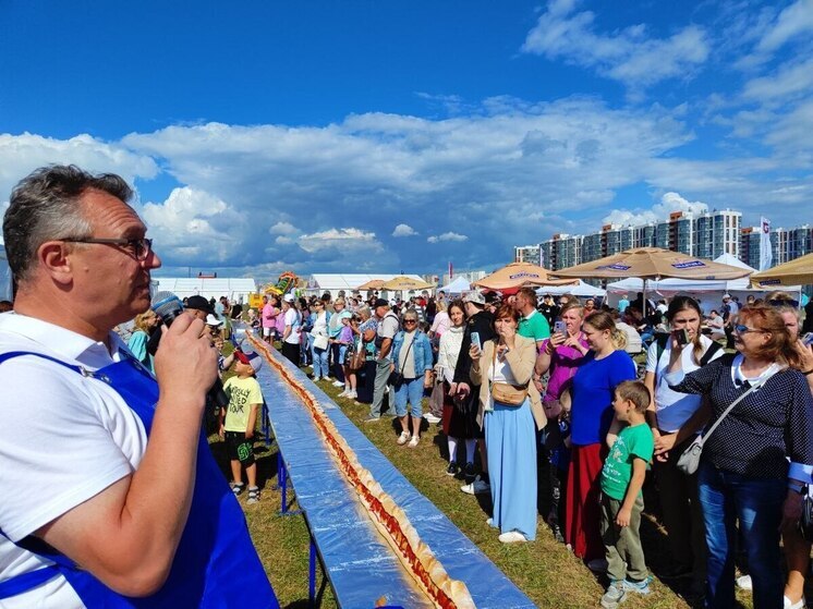 На чемпионате по пахоте сделали гигантский хот-дог из ленинградских продуктов