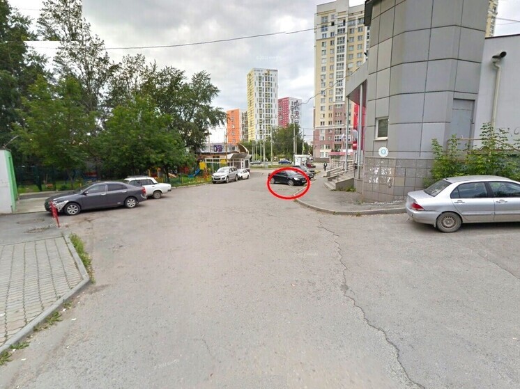 В Екатеринбурге киоск с овощами и фруктами поставили на парковке
