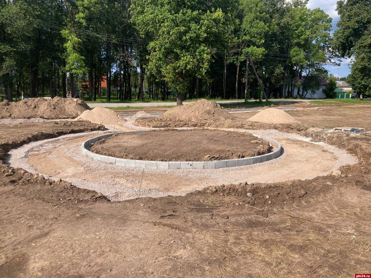 Благоустройство центрального сквера началось в псковской Середке