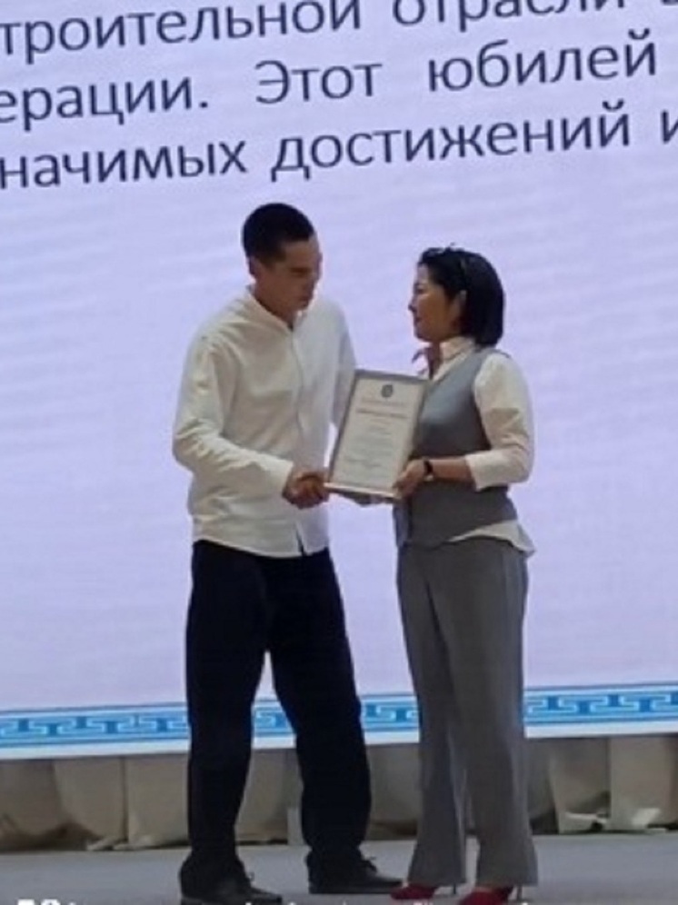В Элисте чествовали строителей