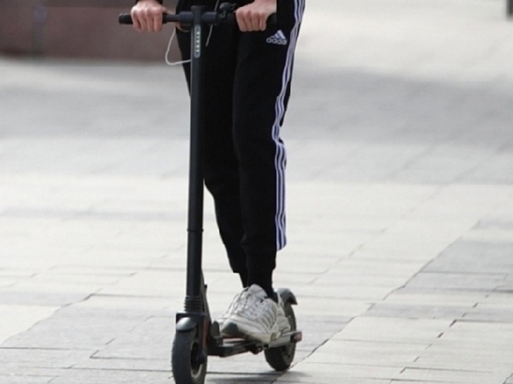 В центре Волгограда электросамокатчик врезался в иномарку BMW X6