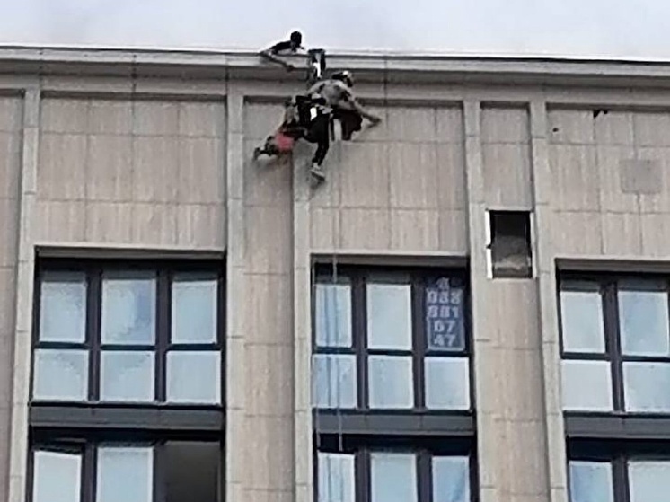 В Ростове в пострадавшей от БПЛА многоэтажки начали ремонтные работы