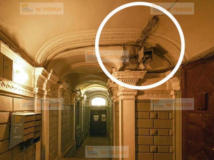 Множество проводов окутало потолок в петербургском подъезде на Загородном проспекте