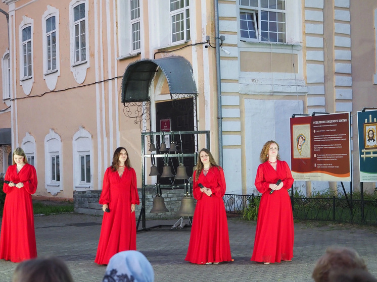 Возле Успенского кафедрального собора города Смоленска состоялся праздничный концерт группы «Кудесы»