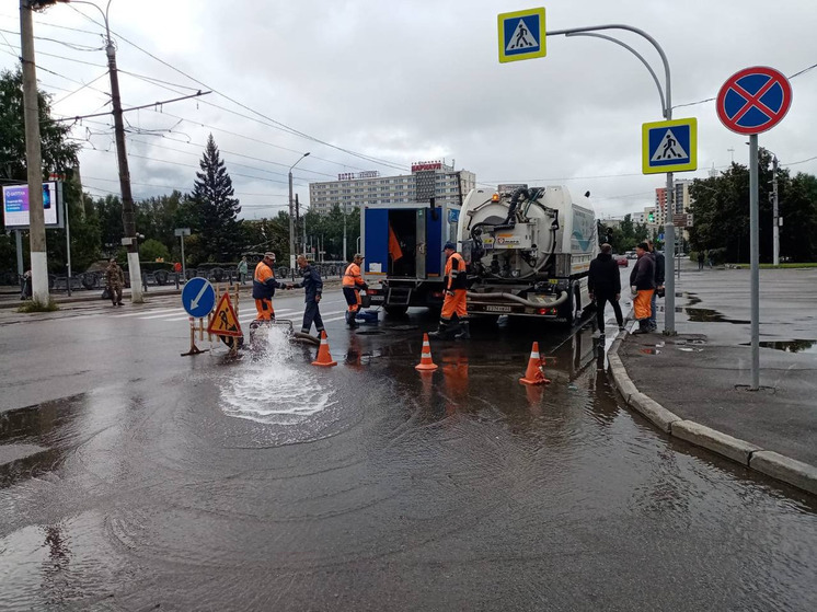 Утром 10 августа в центре Барнаула прорвало водопровод. В результате этого подачу холодной воды пришлось приостановить в 23 многоквартирных домах, в четырех из которых сейчас также нет и горячего водоснабжения.