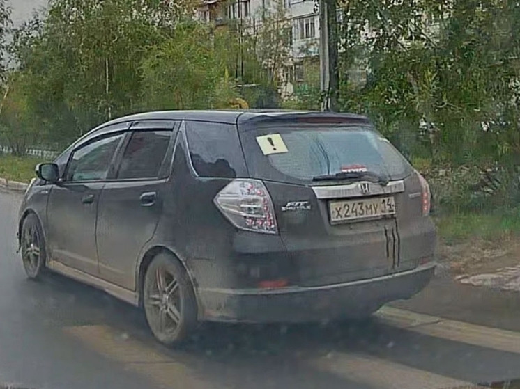 Водитель Honda Fit оштрафован за проезд на красный свет