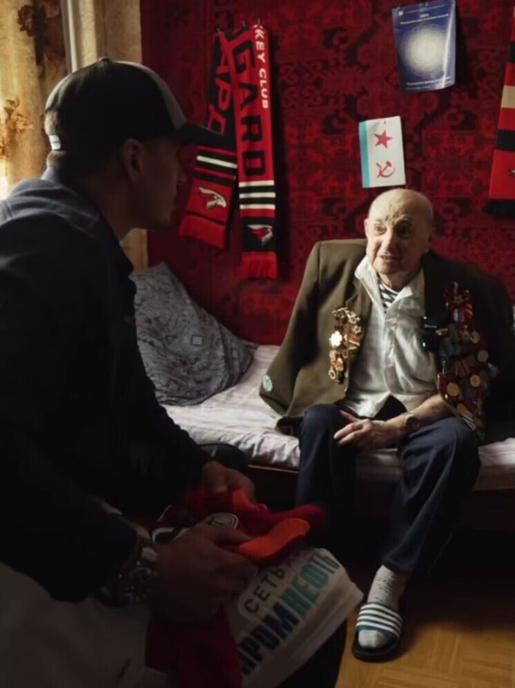 Хоккеист Наиль Якупов поздравил 101-летнего болельщика омского «Авангарда»