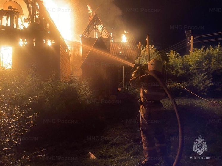 В свердловском поселке Ключевск сгорел частный дом с баней