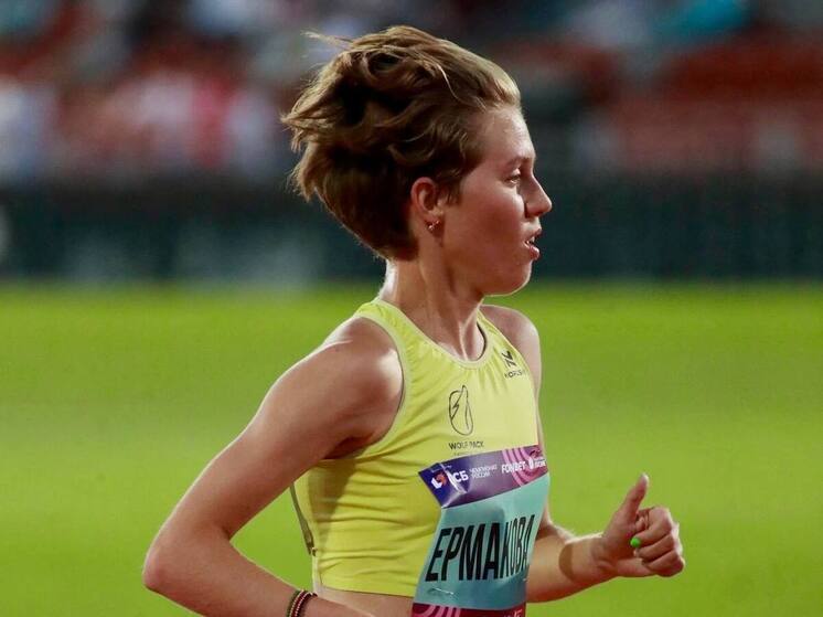 Мария Ермакова выиграла золото на 10 000 метров, упав перед финишем