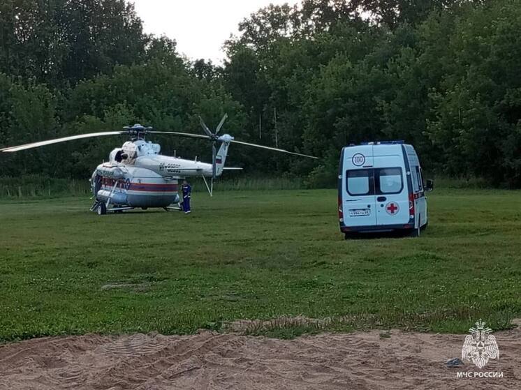 Вертолет МЧС экстренно доставил трех человек из районов в тверские больницы