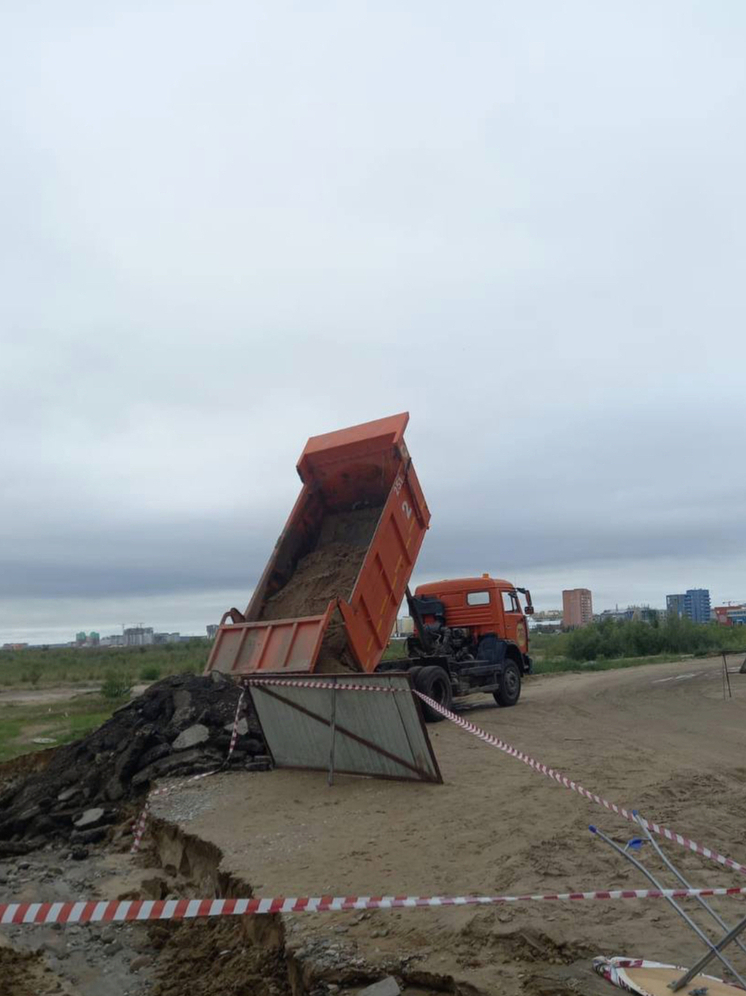 Размытую после дождя дорогу на 203 микрорайоне Якутска восстановили