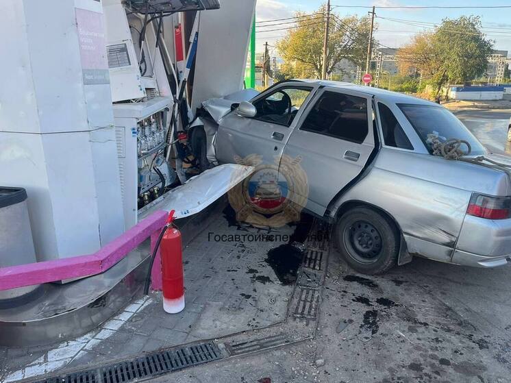 На Политехнической легковушка протаранила АЗС