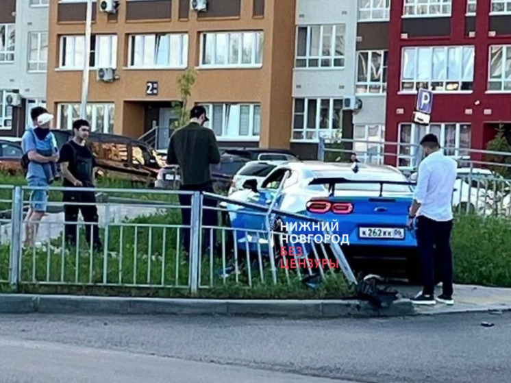 Нижегородец на Chevrolet Camaro влетел в дорожное ограждение
