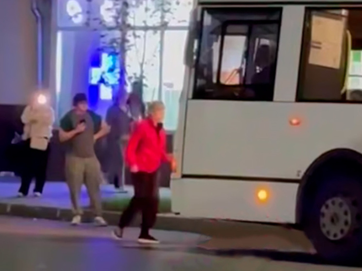 В Воронеже женщина бросилась под колеса автобуса у Дома архитектора
