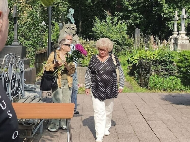 В день 88-летия со дня рождения первого мэра Санкт-Петербурга Анатолия Собчака его вдова Людмила Нарусова посетила могилу политика
