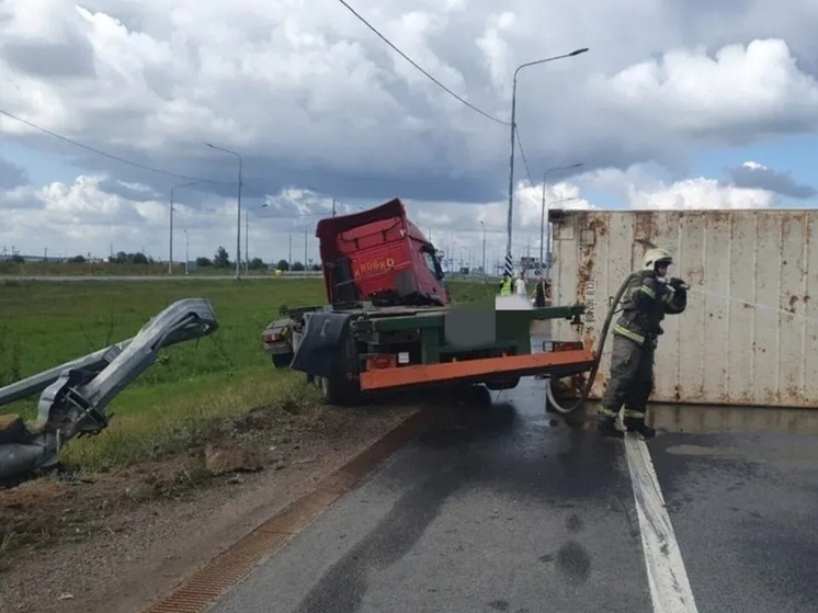 Прицеп грузовика опрокинулся на трассе «Нарва» из-за лопнувшего колеса
