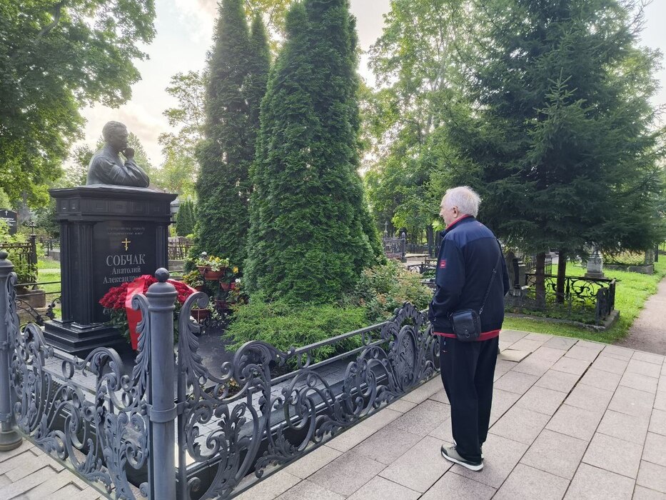К могиле Собчака в день его рождения принесли цветы: фоторепортаж