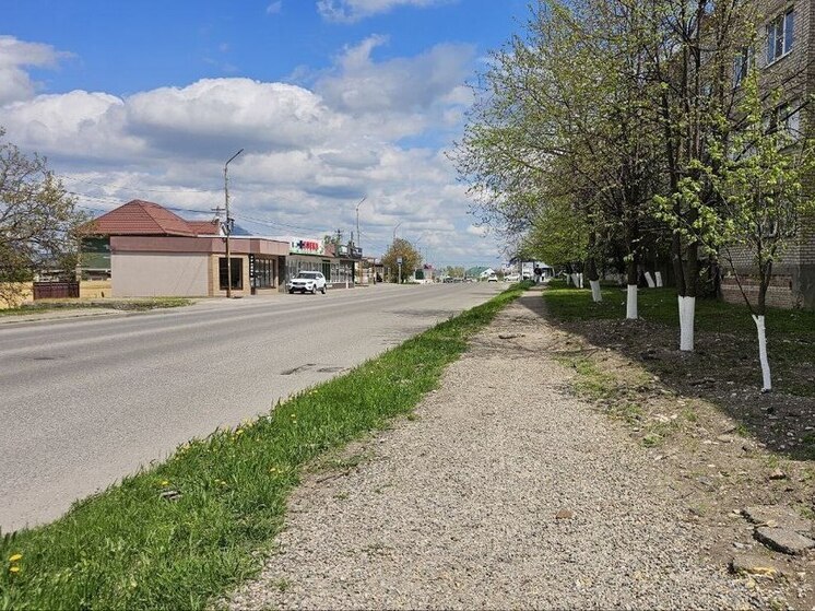 По просьбам жителей в Предгорном округе приведут в порядок тротуар к школе