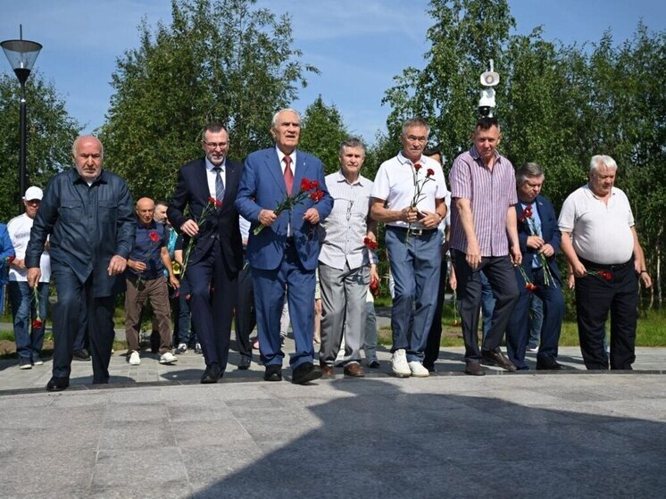 Ветераны возложили цветы к бюсту отца строительства Нового Уренгоя